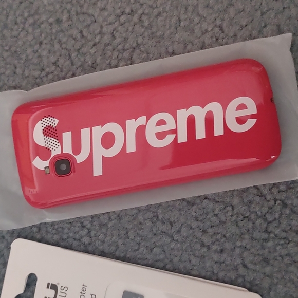 SUPREME Blu Burner Phone - Picture 2 of 4